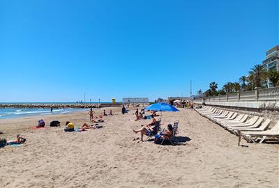 Sitges prohibeix fumar a totes les platges i reforça la seguretat amb nous dispositius de rescat al mar. Ajuntament de Sitges